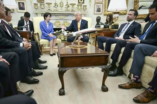 全世界都被特朗普逗笑了,除了高市早苗