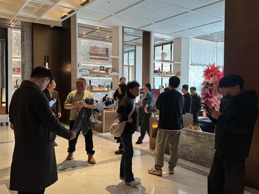 上海售楼处意外一幕!不少人从迪拜赶来“打新”,看的都是5000万起步的房子:受国际局势影响想回国置业生活