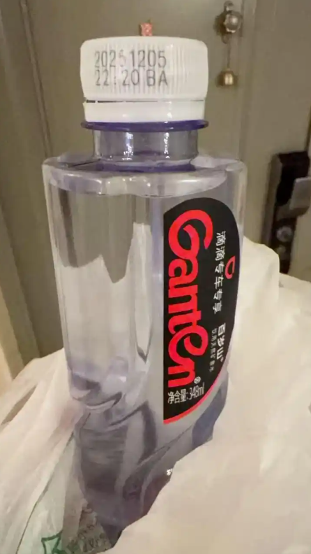 网友称喝滴滴专车专享百岁山喝到不明液体，滴滴回应