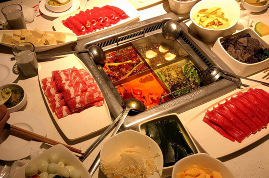 海底捞海外推广遇阻！多品牌战略拉垮毛利率，股价惨遭腰斩